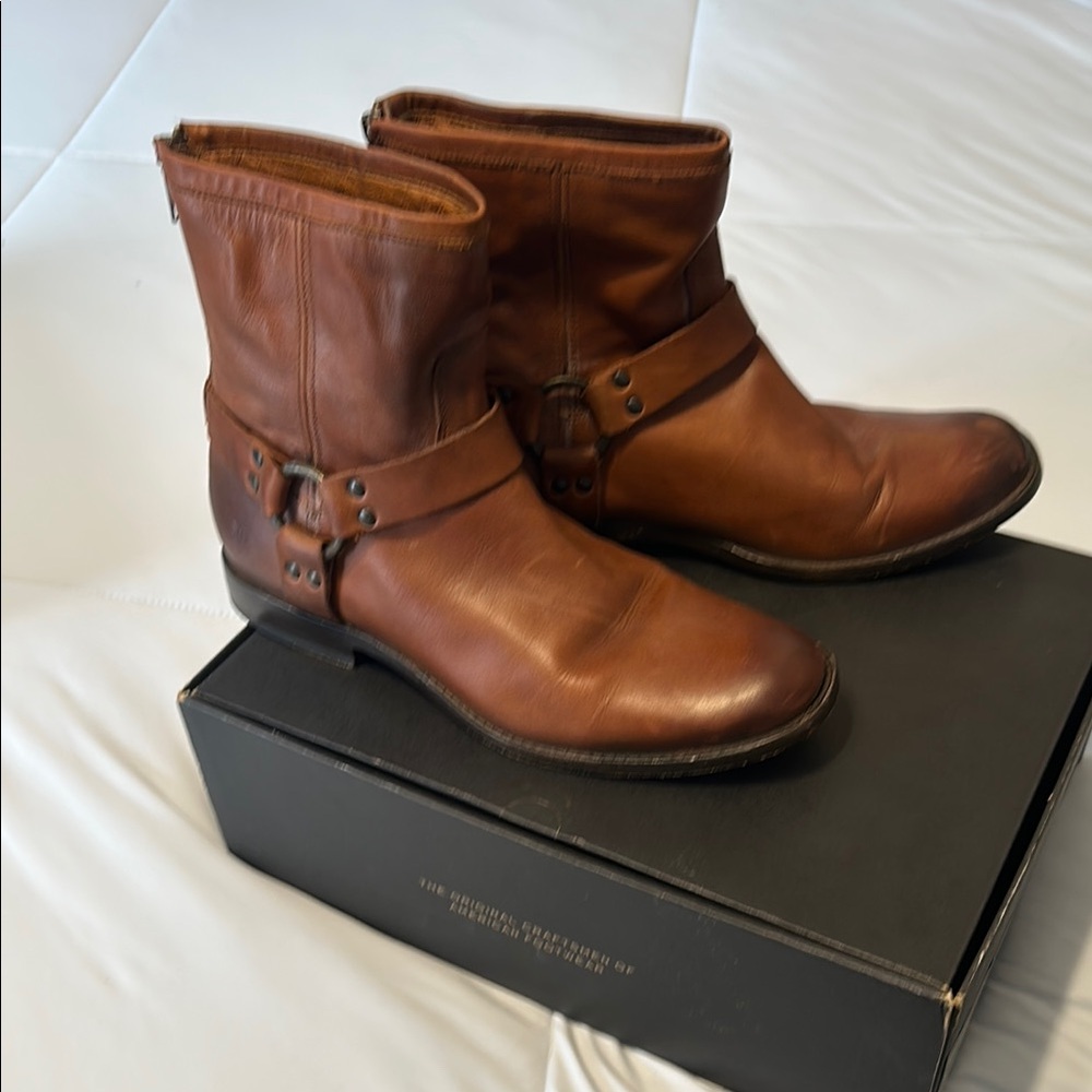 FRYE Phillip Harness Short Women’s Leather Boots Sz 10 EUC in cognac/brown